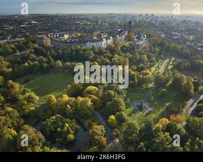 Vue aérienne de Park Circus et Kelvingrove Park, Glasgow, Écosse, en automne. Banque D'Images