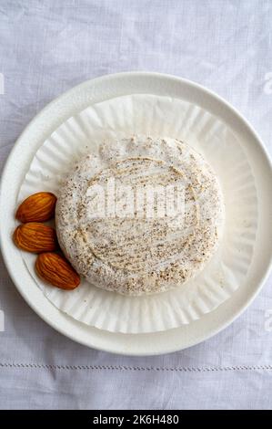 Goût de Provence, petit fromage rond Tome de Provence à base de lait de chèvre à Banon, Alpes-de-haute-Provence, France, gros plan Banque D'Images