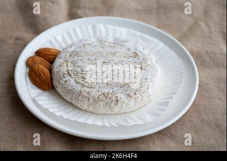 Goût de Provence, petit fromage rond Tome de Provence à base de lait de chèvre à Banon, Alpes-de-haute-Provence, France, gros plan Banque D'Images