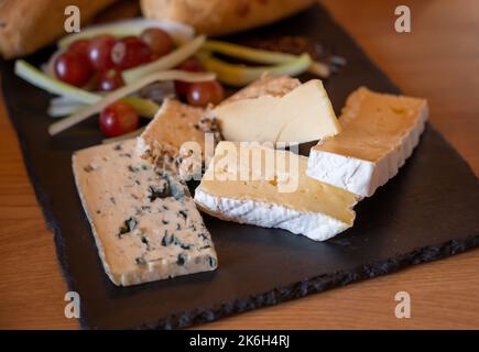 Dégustation de fromages écossais frais cheddar fumé, stilton, fromage bleu, brie à Édimbourg, Royaume-Uni Banque D'Images