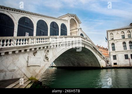 Pont du Rialto de l'autre côté du Grand Canal de Venise Banque D'Images