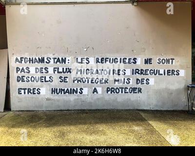 Montreuil, France, Art de rue féministe, Affiches avec slogan, les réfugiés afghans à Wall, banlieue de Paris Banque D'Images