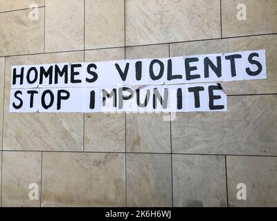 Montreuil, France, Art de la rue féministe, Affiches avec slogan, Feminicides, Sur Wall, banlieue de Paris Banque D'Images