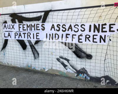 Montreuil, France, Street Art féministe, affiches avec slogan, féminicides, à Wall, banlieues de Paris, violence de genre Banque D'Images