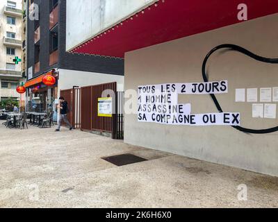 Montreuil, France, Art de la rue féministe, Affiches avec slogan, Feminicides, Sur Wall, banlieue de Paris Banque D'Images