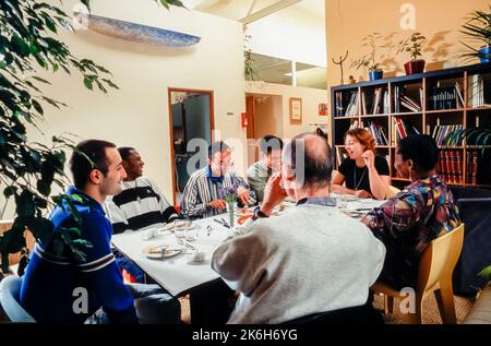 Paris, France, AIDES d'ONG SIDA, militants, partage de repas à l'intérieur du bureau 'Arc en ciel', 1996 Banque D'Images