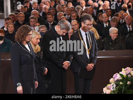 Bavière, Würzburg : 14 octobre 2022, Ilse Aigner (l-r, CSU), président du Parlement d'État bavarois, Karin Baumüller-Söder, Markus Söder (CSU), premier ministre bavarois, et Christian Schuchardt (CDU), maire de Würzburg, se tiennent dans la cathédrale lors d'une cérémonie funéraire pour l'ancien président du Parlement d'État bavarois, Barbara Stamm (CSU). Photo : Karl-Josef Hildenbrand/dpa Pool/dpa Banque D'Images