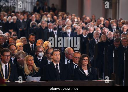 Bavière, Würzburg: 14 octobre 2022, Christian Schuchardt (CDU, l-r), maire de Würzburg, Karin Baumüller-Söder, Markus Söder (CSU), premier ministre bavarois, et Ilse Aigner (CSU), président du Parlement de l'État bavarois, siègent dans la cathédrale lors d'une cérémonie funéraire pour l'ancienne présidente du Parlement bavarois Barbara Stamm (CSU). Photo : Karl-Josef Hildenbrand/dpa Pool/dpa Banque D'Images