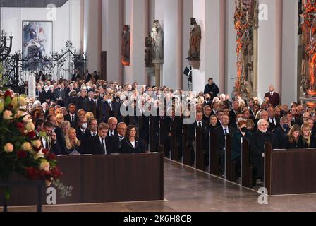 Bavière, Würzburg: 14 octobre 2022, Christian Schuchardt (CDU, l-r), maire de Würzburg, Karin Baumüller-Söder, Markus Söder (CSU), premier ministre bavarois, et Ilse Aigner (CSU), président du Parlement de l'État bavarois, siègent dans la cathédrale lors d'une cérémonie funéraire pour l'ancienne présidente du Parlement bavarois Barbara Stamm (CSU). Photo : Karl-Josef Hildenbrand/dpa Pool/dpa Banque D'Images