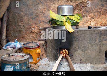 Les cuisinières à faible consommation de carburant, comme celle que l'on voit ici dans le district de Kasese, en Ouganda, utilisent moins de bois de chauffage et sont plus saines parce qu'elles produisent moins de fumée. Banque D'Images