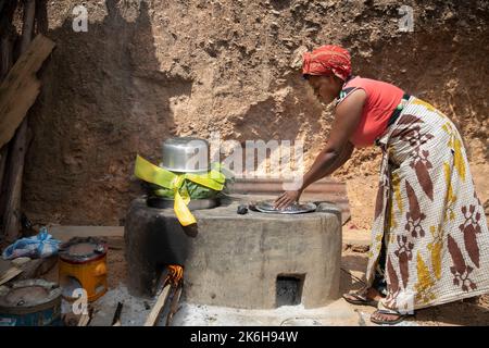 Les cuisinières à faible consommation de carburant, comme celle que l'on voit ici dans le district de Kasese, en Ouganda, utilisent moins de bois de chauffage et sont plus saines parce qu'elles produisent moins de fumée. Banque D'Images