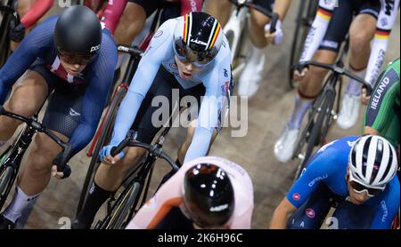 France. 14th octobre 2022. Montigny-le-Bretonneux, France, 14 octobre 2022. Lotte Kopecky Belge photographiée en action pendant la course à gratter, qui fait partie de l'Omnium féminin, le troisième jour des Championnats du monde de piste de l'UCI, au vélodrome de Saint-Quentin-en-Yvelines à Montigny-le-Bretonneux, France, le vendredi 14 octobre 2022. Les Championnats du monde ont lieu du 12 au 16 octobre 2022. BELGA PHOTO BENOIT DOPPAGNE crédit: Belga News Agency/Alay Live News Banque D'Images
