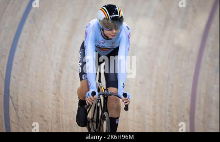 France. 14th octobre 2022. Montigny-le-Bretonneux, France, 14 octobre 2022. La Lotte Kopecky Belge a l'air défragée après la course de scratch, qui fait partie de l'Omnium féminin, le troisième jour des Championnats du monde de piste de l'UCI, au vélodrome de Saint-Quentin-en-Yvelines à Montigny-le-Bretonneux, en France, le vendredi 14 octobre 2022. Les Championnats du monde ont lieu du 12 au 16 octobre 2022. BELGA PHOTO BENOIT DOPPAGNE crédit: Belga News Agency/Alay Live News Banque D'Images