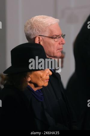 Bavière, Würzburg : 14 octobre 2022, Josef Schuster, président du Conseil central des Juifs en Allemagne, et son prédécesseur Charlotte Knobloch se tiennent dans la cathédrale lors d'un acte de deuil pour l'ancien président du Parlement bavarois Barbara Stamm (CSU). Photo : Karl-Josef Hildenbrand/dpa Pool/dpa Banque D'Images