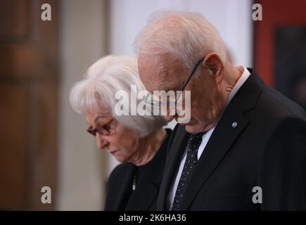 Bavière, Würzburg : 14 octobre 2022, Edmund Stoiber (CSU), ancien Premier ministre bavarois, et sa femme Karin se tiennent dans la cathédrale lors d'un acte de deuil pour l'ancien président du Parlement bavarois Barbara Stamm (CSU). Photo : Karl-Josef Hildenbrand/dpa Pool/dpa Banque D'Images