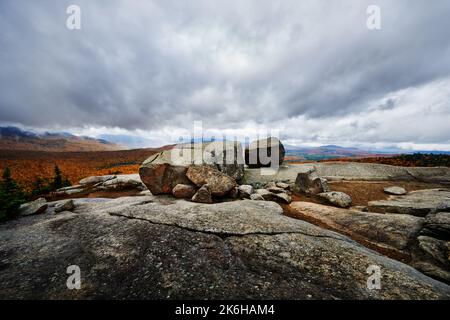 Vue depuis le haut de la piste de roche équilibrée, montagnes Adirondack, État de New York Banque D'Images