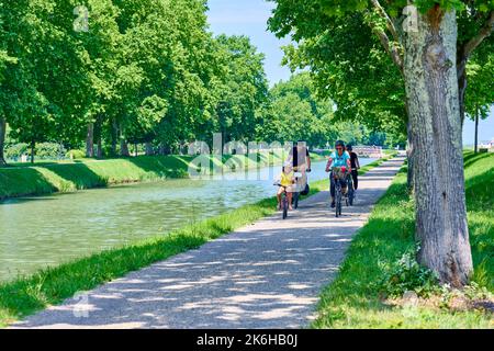 Balade à vélo dans les environs de la piste Montech, le long du canal latéral à la Garonne. Famille vélo ensemble sur le chemin de halage, à l'ombre o Banque D'Images