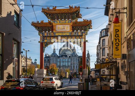 Anvers, Belgique, 09.10.2022, rue de chinatown, vue sur la porte chinoise et la construction de la gare centrale d'Anvers Banque D'Images