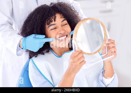 Soyez la raison pour laquelle quelqu'un sourit aujourd'hui. une jeune femme qui vérifie son travail dentaire dans un miroir. Banque D'Images