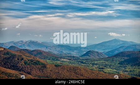 Couleurs automnales éclatées dans les montagnes, les montagnes de Bieszczady, les Carpates, la Pologne et l'Ukraine. Banque D'Images