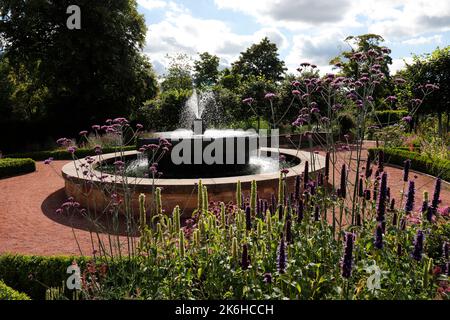 Fontaine d'eau dans le jardin clos de la reine Elizabeth à Dumfries House, dans Ayrshire, en Écosse Banque D'Images