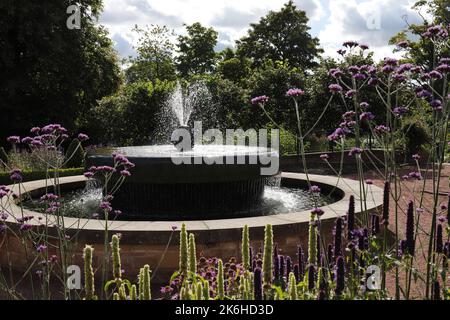 Fontaine d'eau dans le jardin clos de la reine Elizabeth à Dumfries House, dans Ayrshire, en Écosse Banque D'Images