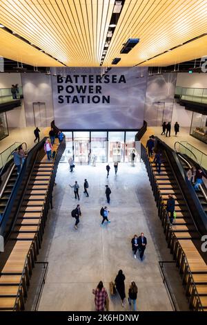 Londres, Royaume-Uni. 14 octobre 2022. L'espace de la chaudière à la réouverture de la centrale électrique de Battersea. 40 ans après sa fermeture, le monument emblématique classé Grade II* s'ouvre à nouveau après avoir été réaménagé dans des logements, des bureaux et des espaces de vente au détail. Credit: Stephen Chung / Alamy Live News Banque D'Images