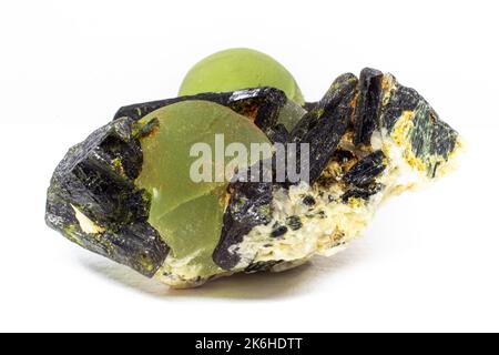 Morceau de sphères de préhnite vert réel et de pointes d'épidote vert foncé presque noir sur la macro de matrice isolée sur la surface noire Banque D'Images