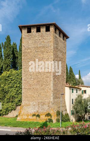 Une des anciennes tours des murs défensifs de Figline Valdarno, Florence, Italie Banque D'Images