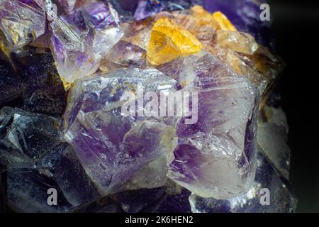 Ultra macro d'un groupe de quartz Amethyst violet naturel isolé sur fond noir Banque D'Images