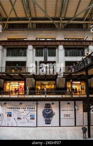 Londres, Royaume-Uni. 14 octobre 2022. Vue générale de la turbine Hall A à la réouverture de la centrale électrique de Battersea. 40 ans après sa fermeture, le monument emblématique classé Grade II* s'ouvre à nouveau après avoir été réaménagé dans des logements, des bureaux et des espaces de vente au détail. De nouveaux magasins de détail devraient ouvrir bientôt. Credit: Stephen Chung / Alamy Live News Banque D'Images