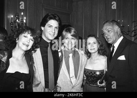 Cathryn Damon, Ted Wass, Jay Johnson, Katherine Helmond et Robert Mandan à la réunion SOAP un an après son annulation. La fête coïncide avec le tournage de son premier segment il y a cinq ans. Chasen's à Beverly Hills, Californie sur 30 août 1982. Crédit: Ralph Dominguez/MediaPunch Banque D'Images