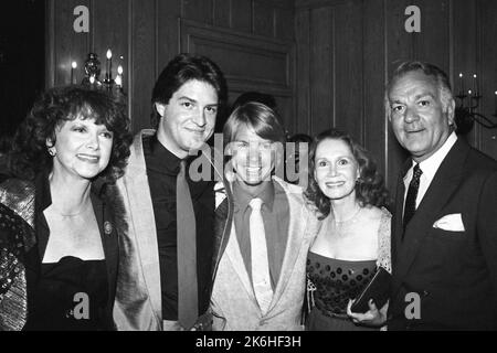 Cathryn Damon, Ted Wass, Jay Johnson, Katherine Helmond et Robert Mandan à la réunion SOAP un an après son annulation. La fête coïncide avec le tournage de son premier segment il y a cinq ans. Chasen's à Beverly Hills, Californie sur 30 août 1982. Crédit: Ralph Dominguez/MediaPunch Banque D'Images