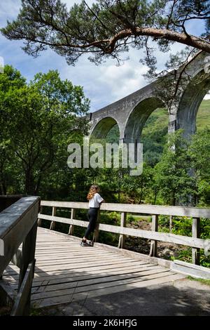 Le Glenfinnan Viaduct est un chemin de fer sur la West Highland Line situé au sommet du Loch Shield dans les West Scottish Highlands Banque D'Images