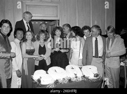 Le Cast of SOAP à la Réunion SOAP un an après son annulation. La fête coïncide avec le tournage de son premier segment il y a cinq ans. Chasen's à Beverly Hills, Californie sur 30 août 1982. Crédit: Ralph Dominguez/MediaPunch Banque D'Images