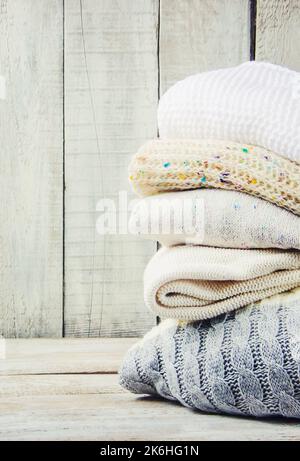 Vêtements d'hiver chauds sur fond de bois. Mise au point sélective. Banque D'Images