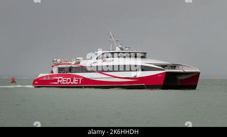 MV Red Jet 7 Red Funnel High Speed Catamaran Passenger Ferry navigation dans East Cowes Isle of Wight UK Banque D'Images