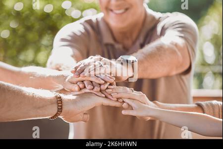 Faisons de cette tradition. une famille méconnaissable assise avec ses mains empilées au milieu. Banque D'Images