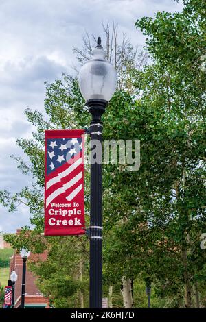 Cimple Creek, CO - 5 juillet 2022: Bienvenue à la bannière de Crepple Creek sur un poteau de lampe. Le ruisseau Cimple est un ancien camp d'exploitation aurifère situé à 20 milles au sud-ouest du col Banque D'Images