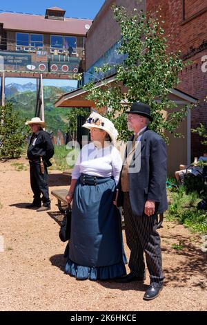 Cimple Creek, CO - 9 juillet 2022 : les membres de la Société victorienne du camp d'or vêtus en costume d'époque pour l'« Histoire s'anime ! » présentation hel Banque D'Images