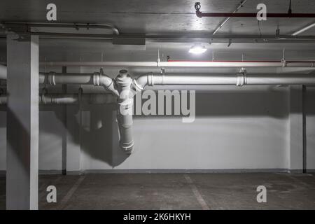 Tuyaux d'évacuation exposés dans un garage souterrain, Philadelphie, Pennsylvanie, États-Unis Banque D'Images