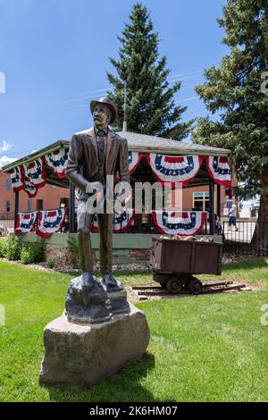 Cimple Creek, CO - 9 juillet 2022 : statue de Robert Womack, le premier à découvrir le minerai d'or dans Crepple Creek, par Michael Slancik. Banque D'Images