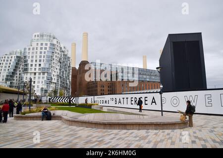 Londres, Royaume-Uni. 14th octobre 2022. Battersea Power Station ouvre ses portes au public après quatre décennies. Après un important réaménagement, l'ancienne centrale électrique emblématique abrite maintenant des boutiques, des restaurants, des bars, des bureaux et des appartements de luxe. Credit: Vuk Valcic/Alamy Live News Banque D'Images