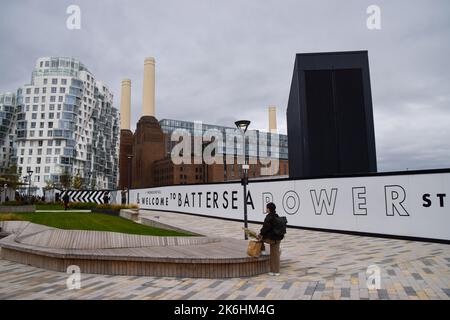 Londres, Royaume-Uni. 14th octobre 2022. Battersea Power Station ouvre ses portes au public après quatre décennies. Après un important réaménagement, l'ancienne centrale électrique emblématique abrite maintenant des boutiques, des restaurants, des bars, des bureaux et des appartements de luxe. Credit: Vuk Valcic/Alamy Live News Banque D'Images