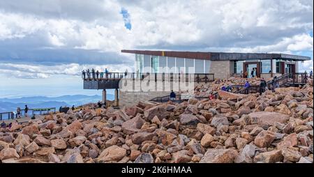 Pikes Peak, Colorado - 7 juillet 2022 : le nouveau centre d'accueil Pikes Peak Summit contient des expositions, des collations et une boutique de cadeaux. Banque D'Images