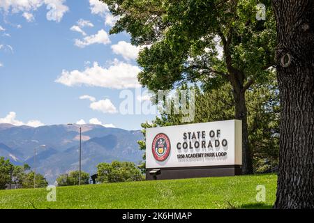 Colorado Springs, CO - 8 juillet 2022 : panneau de l'état du Colorado avec sceau d'état à l'angle de S. Academy et E. Fountain Blvds. Banque D'Images