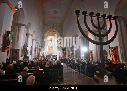 Bavière, Würzburg: 14 octobre 2022, le cercueil de l'ancien président du Parlement bavarois Barbara Stamm (CSU) est placé dans la cathédrale lors d'un acte de deuil. Photo : Karl-Josef Hildenbrand/dpa Pool/dpa Banque D'Images