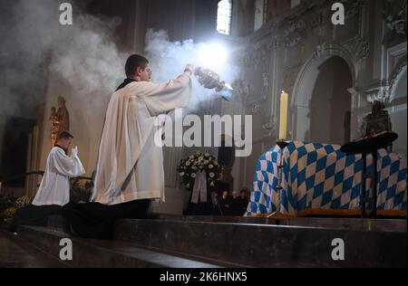 Bavière, Würzburg: 14 octobre 2022, les garçons de l'autel s'agenouillent devant le cercueil lors d'un enterrement pour l'ancien président du Parlement bavarois Barbara Stamm dans la cathédrale. Photo : Karl-Josef Hildenbrand/dpa Pool/dpa Banque D'Images