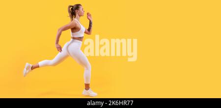 active sport femme course sur fond jaune. Femme saut de la bannière de course avec maquette d'espace de copie. Banque D'Images