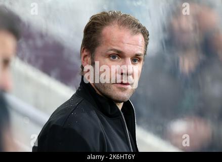 Photo du dossier datée du 08-09-2022, de Robbie Neilson, gestionnaire de coeurs, qui a félicité ses joueurs d'équipe pour avoir fait un pas dans un tas de blessures de contact. Date de publication : vendredi 14 octobre 2022. Banque D'Images